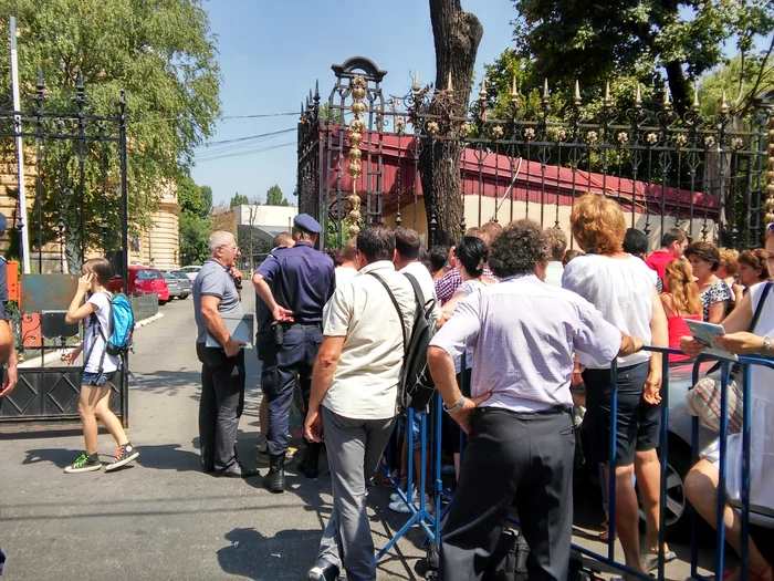 
    Părinţii au aşteptat cu sufletul la gură ieşirea tinerilor din sălile de examen  