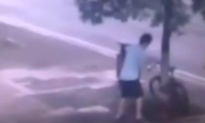 
    Chiar dacă nu a putut sparge sistemul de siguranță, a găsit altă soluție pentru a fura bicicletaFoto captură foto/Youtube  