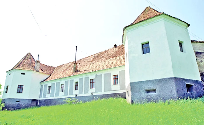 Conacul a fost construit în  secolul al XVI-lea în stil renascentist  şi a fost renovat de descendenţii  familiei Kalnoky