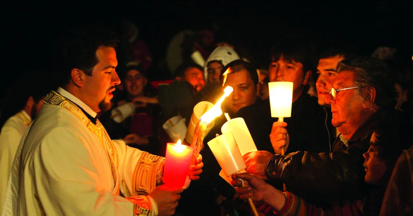 Pe plajele din Constanţa şi Mangalia, credincioşii vor primi lumină, precum şi ouă roşii şi cozonac