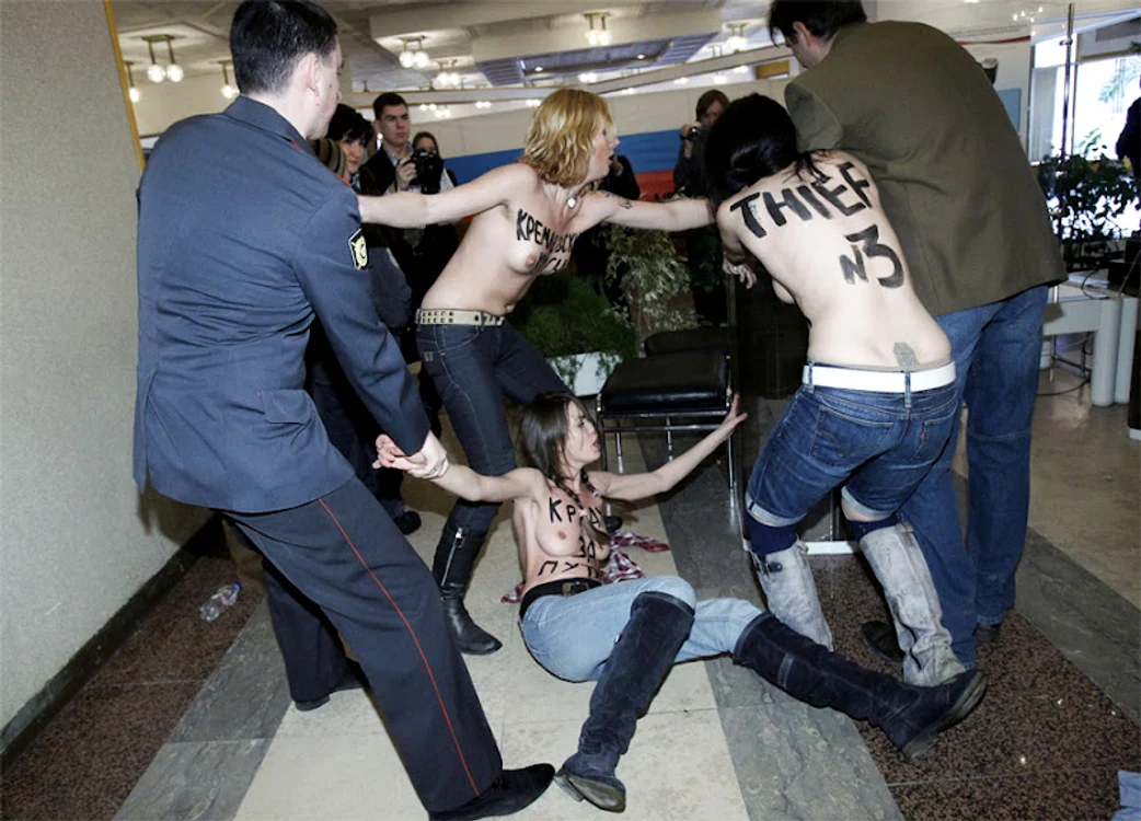 Protestatarele în bustul gol de la organizația „Femen“ au fost imobilizate de agenții de pază