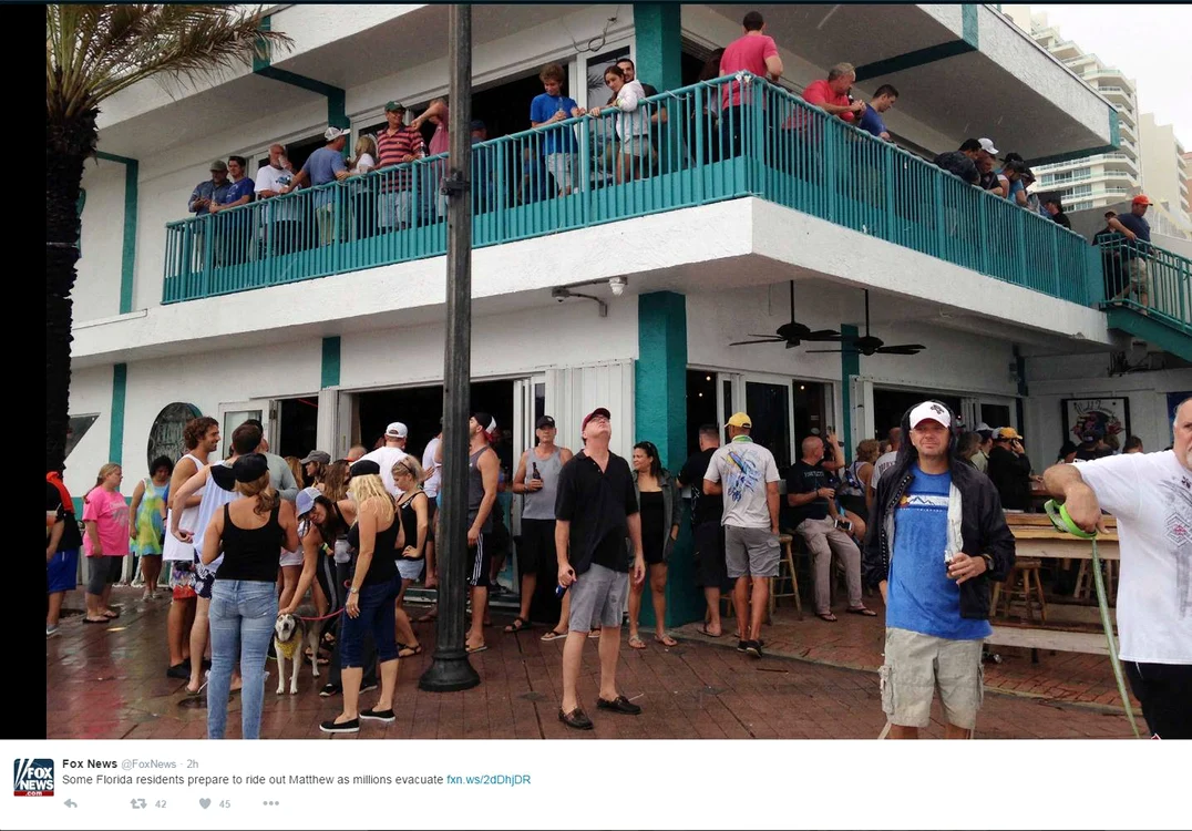 
    Uraganul Matthew se apropie de Florida, însă tinerii se distrează în jacuzzi foto: Instagram  