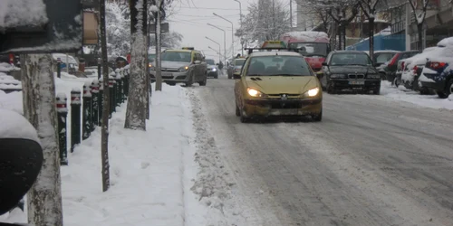 Pe drumurile din judeţ se circulă în condiţii de iarnă
