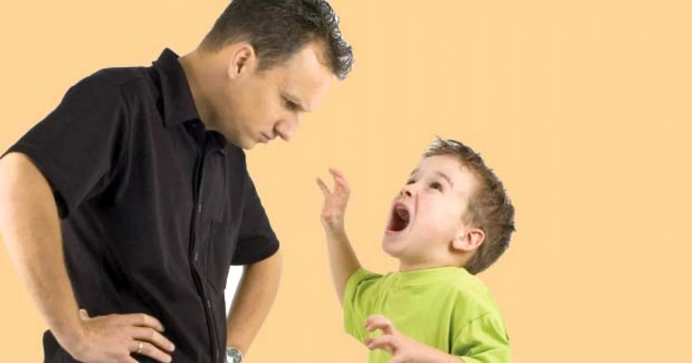 Părinţii cad în extreme atunci  când îşi educă micuţii, devenind sufocanţi