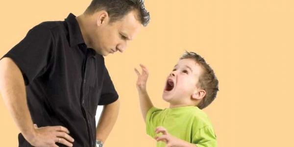 Părinţii cad în extreme atunci  când îşi educă micuţii, devenind sufocanţi