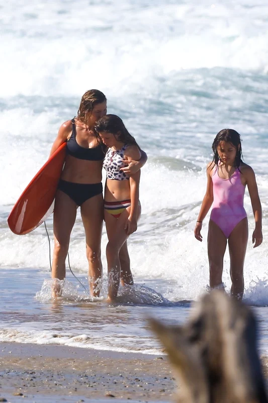 Gisele Bündchen, surfing în Costa Rica, Foto Profimedia