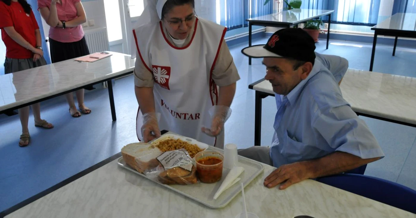Cei care iau masa la Centrul Social „Maria Rosa“ spun că acest ajutor este o binecuvântare pentru ei