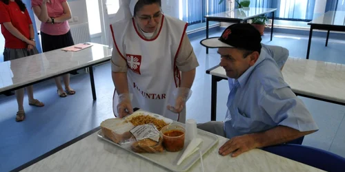 Cei care iau masa la Centrul Social „Maria Rosa“ spun că acest ajutor este o binecuvântare pentru ei
