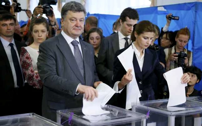 Petro Poroşenko, împreună cu soţia, la vot FOTO Reuters