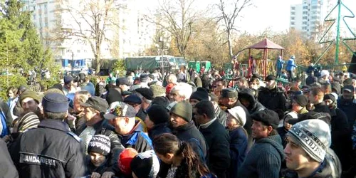 Mii de oameni s-au înghesuit la fasolea gratuită