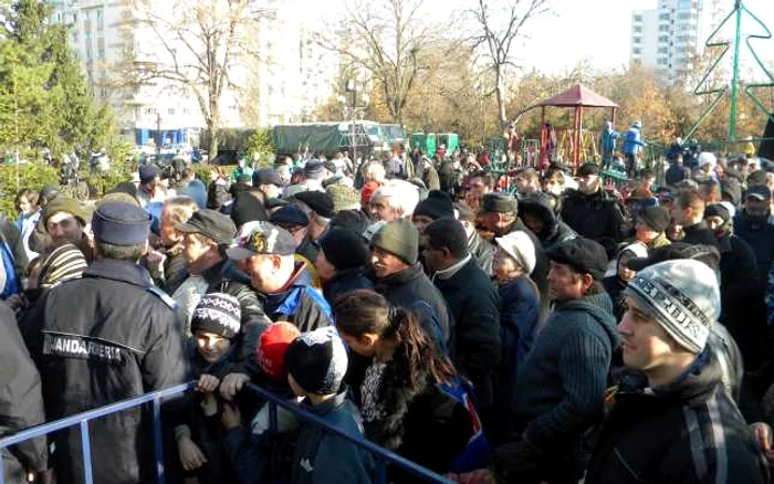 Mii de oameni s-au înghesuit la fasolea gratuită