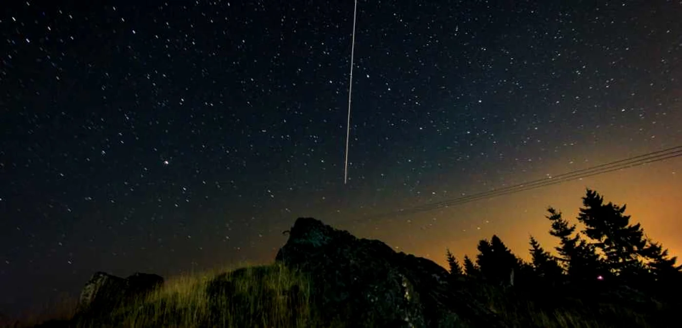 Un meteor (din curentul de meteori Perseide) strabate bolta cereasca in zona statiunii Paltinis din judetul Sibiu