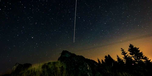 Un meteor (din curentul de meteori Perseide) strabate bolta cereasca in zona statiunii Paltinis din judetul Sibiu