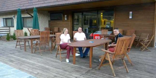 Călin Vişan (în dreapta) pe terasa Pensiunii Smida Park