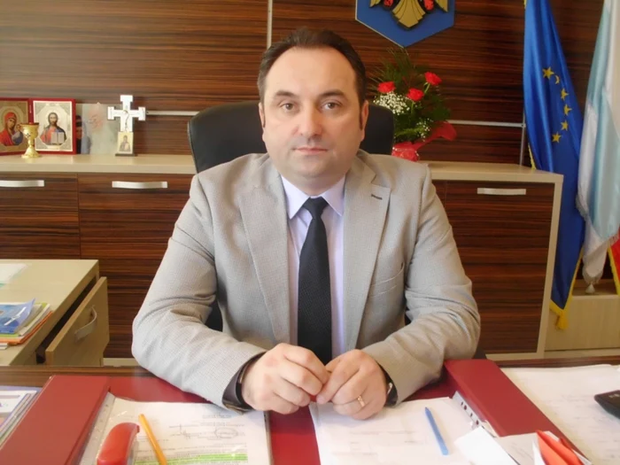 Primarul Daniel Harpa vrea să eficientizeze activitatea funcţionarilor din primăria Târgu Neamţ