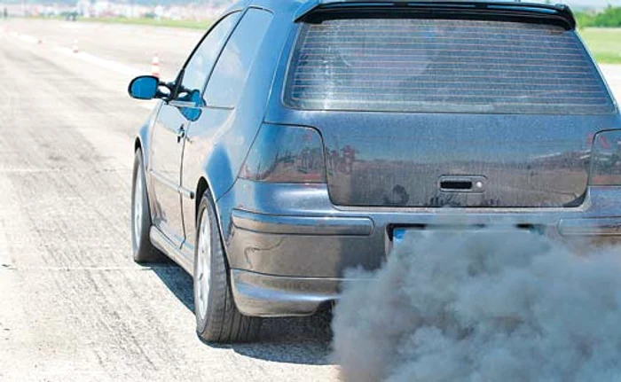 Guvernul pregăteşte taxarea proprietarilor de maşini care poluează, indiferent de vechimea maşinii