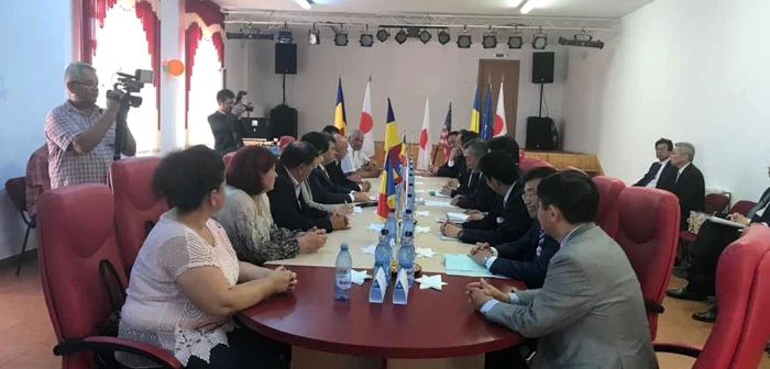 Delegaţia japoneză a ajuns la Primăria Deveselu, unde poartă discuţii cu prefectul judeţului, Silviu Neacşu, reprezentanţi ai CJ Olt şi a comunităţii locale FOTO. Ana Popescu