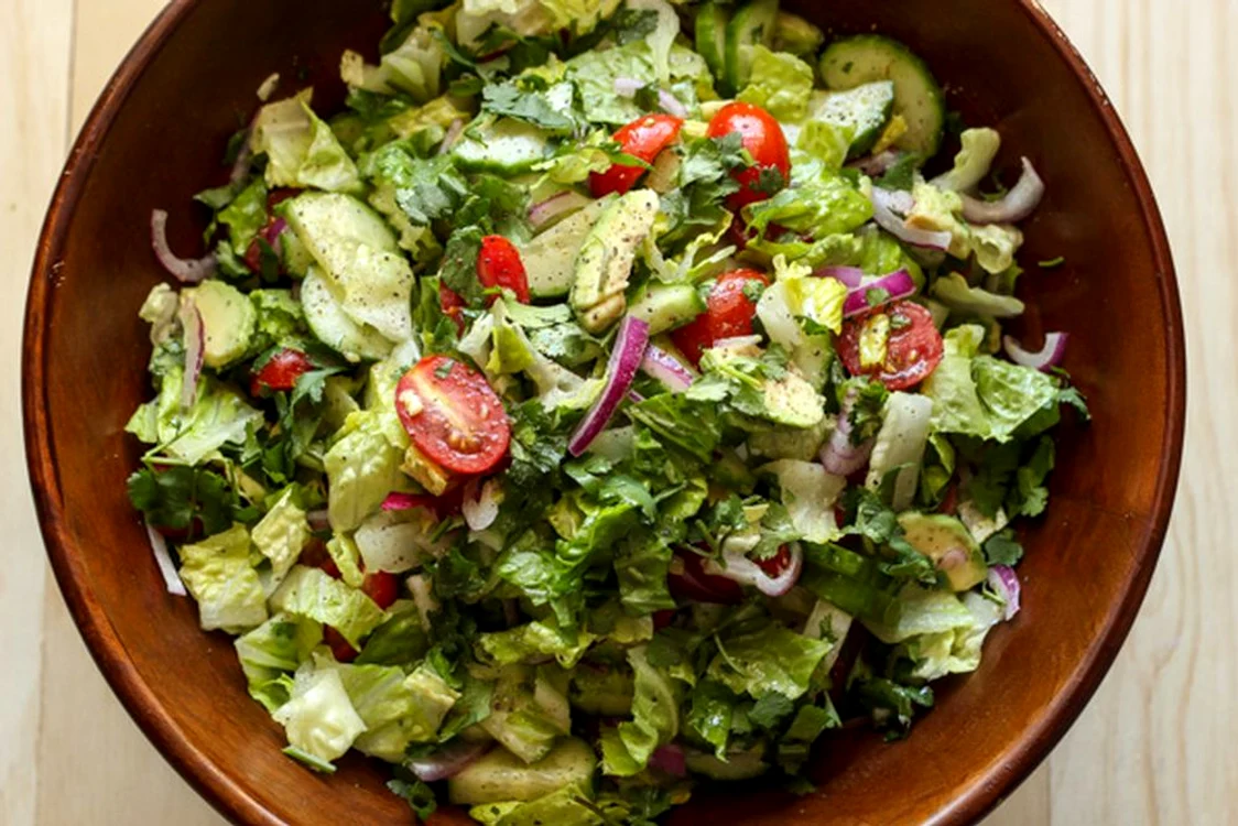 Salata de vara, cu rosii, castraveti si avocado jpeg