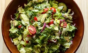 Salata de vara, cu rosii, castraveti si avocado jpeg