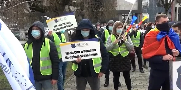 Protest al sindicatelor din poliţie şi al grefierilor din cauza îngheţării salariilor în faţa Prefecturii Vâlcea Foto Adevărul 