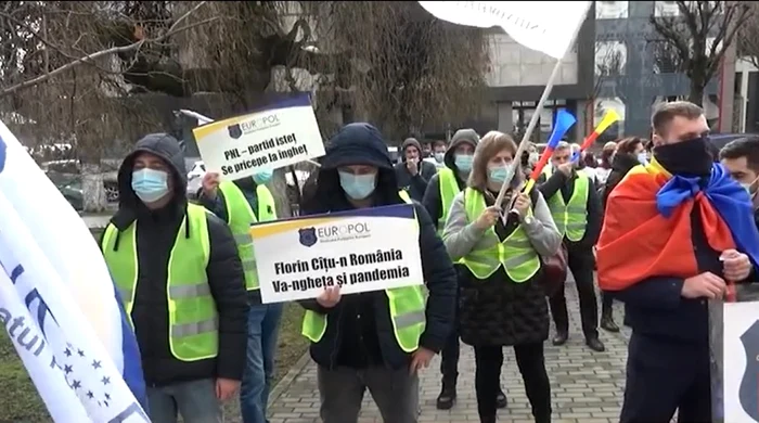 Protest al sindicatelor din poliţie şi al grefierilor din cauza îngheţării salariilor în faţa Prefecturii Vâlcea Foto Adevărul