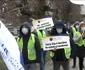 Protest al sindicatelor din poliţie şi al grefierilor din cauza îngheţării salariilor în faţa Prefecturii Vâlcea Foto Adevărul 