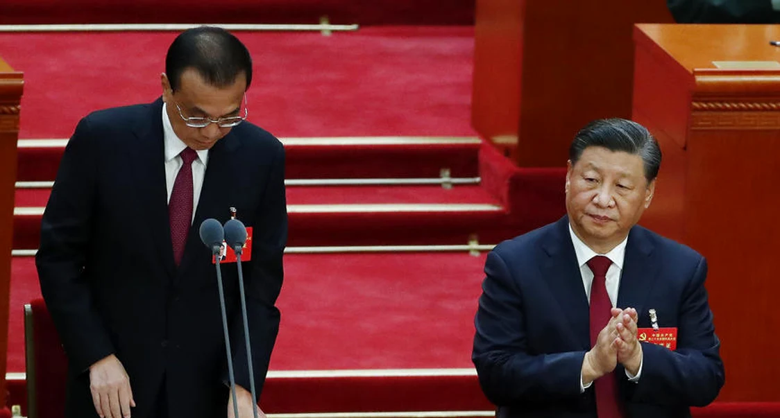 Li Keqiang, în picioare, lângă Xi Jinping la Congresul PCC