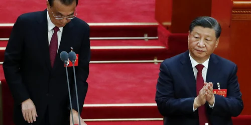 Li Keqiang în picioare lângă Xi Jinping la Congresul PCC Foto EPA EFE