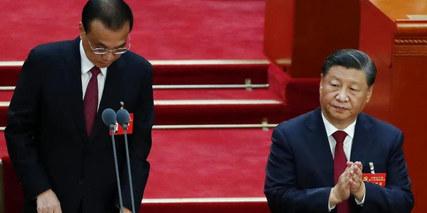 Li Keqiang în picioare lângă Xi Jinping la Congresul PCC Foto EPA EFE