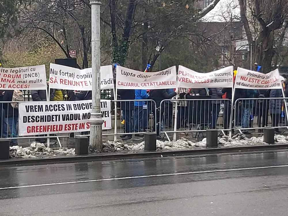Locuitorii protestează pentru deschiderea drumului Vadul Moldovei care îi leagă de oraș