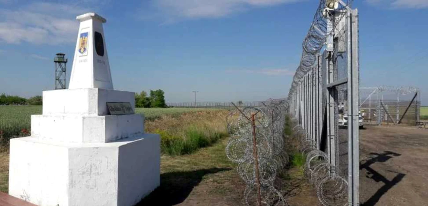 Gardul ridicat de Guvernul de la Budapesta de-a lungul graniţei cu Serbia se termină la frontiera cu România FOTO Ştefan Both