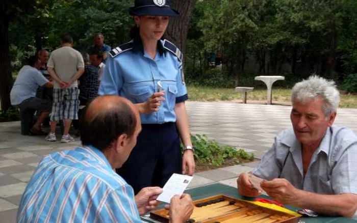 Poliţiştii au încercat să-i pună în temă pe oameni explicându-le scenariul hoţilor.