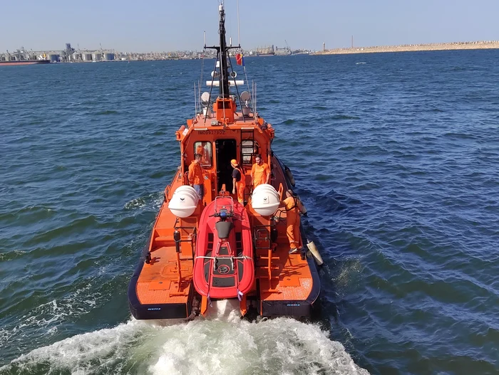 Un echipaj a intervenit pentru a prelua un marinar rănit FOTO: ARSVOM