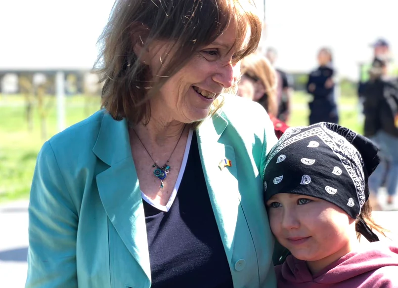 Ambasadoarea Kathleen Kavalec, alături de un copil din Tătaru FOTO Muftiatul Cultului Musulman