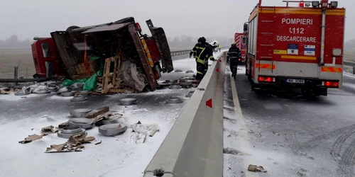 Camionul s-a răsturnat pe podul de la Hărman