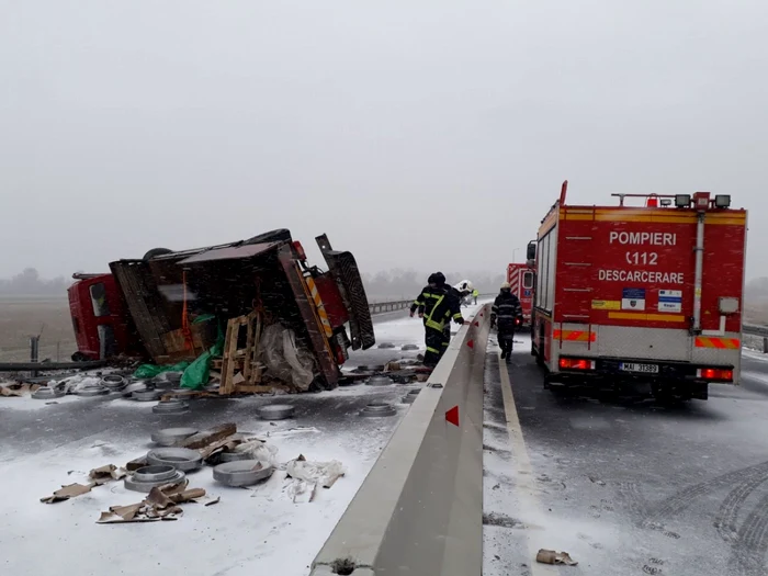 Camionul s-a răsturnat pe podul de la Hărman