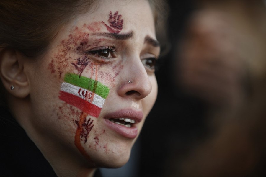 Iranul interzice din nou intrarea femeilor pe un stadion de fotbal