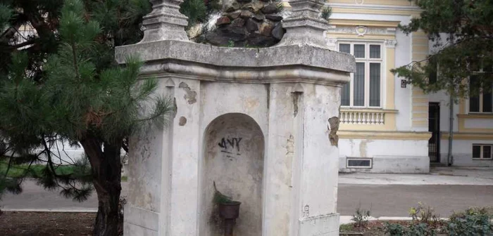 Fântâna se află în vecinătatea Muzeului de Istorie
