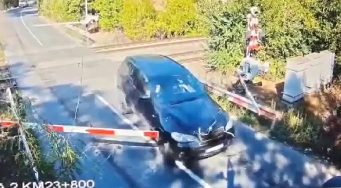 Momentul în care un șofer spulberă barierele de cale ferată din Ilfov FOTO: Captură video