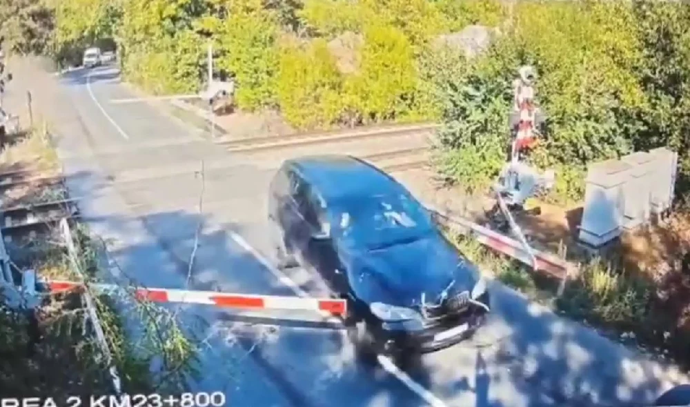 Momentul în care un șofer spulberă barierele de cale ferată din Ilfov. A rănit cinci persoane