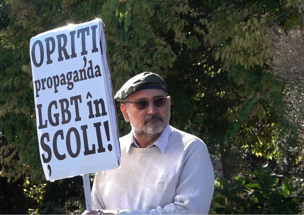 În jur de 15 persoane au protestat în Piaţa Victoriei faţă de Strategia Naţională de Educaţie Parentală