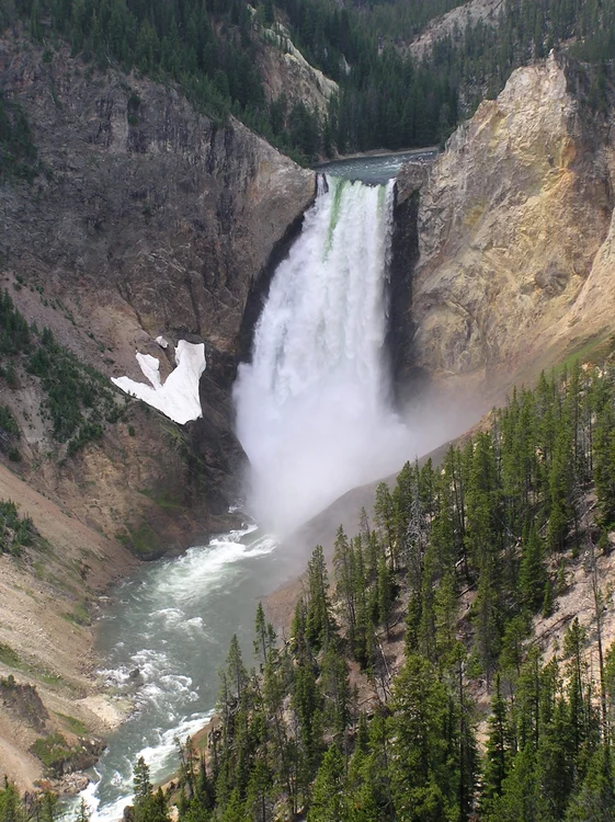 Cascadă în Parcul Național Yellowstone FOTO wikipedia
