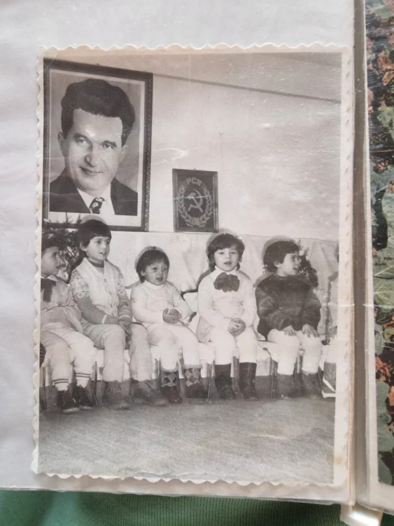 Vlad Logigan (centru), la grădiniță în timpul regimului comunist. Foto: arhiva personală