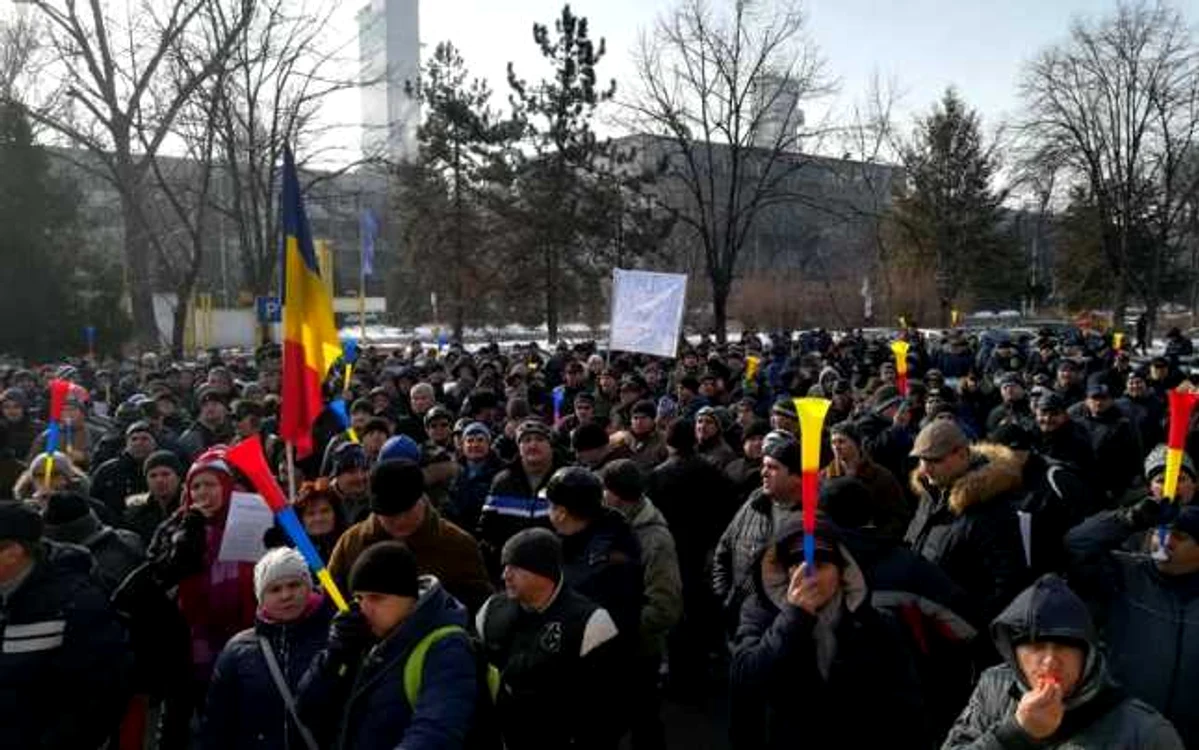 Sute de muncitori au protestat în faţa combinatului siderurgic de la Galaţi Foto: www.libertatea.ro
