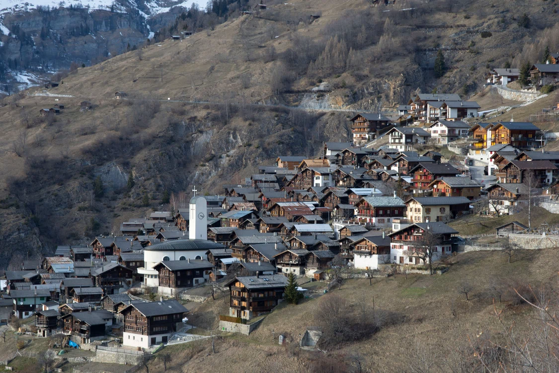 Satul elvețian Albinen FOTO Shutterstock 