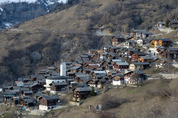 Satul elvețian Albinen FOTO Shutterstock