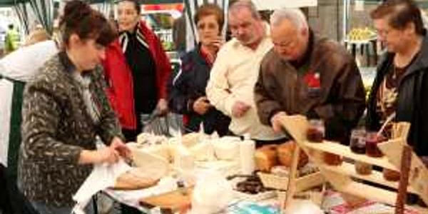 Sâmbătă şi duminică veţi putea cumpăra produse 100% naturale din Piaţa Sfatului. Foto: arhivă ADS