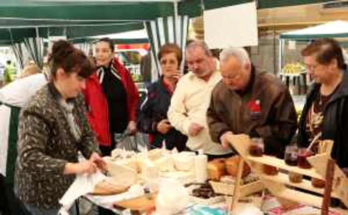 Sâmbătă şi duminică veţi putea cumpăra produse 100% naturale din Piaţa Sfatului. Foto: arhivă ADS