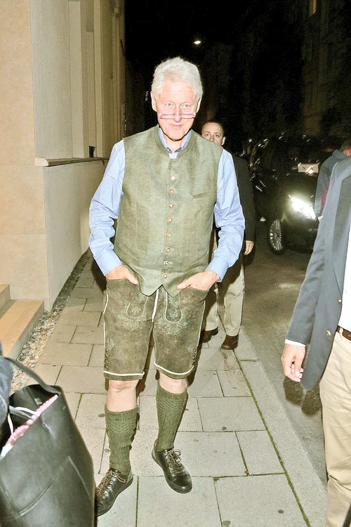 Bill Clinton a purtat straie tradiţionale