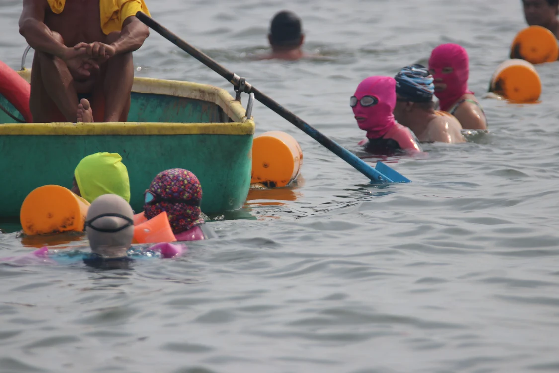 Facekini este un accesoriu nelipsit la plajă. Foto: Facebook